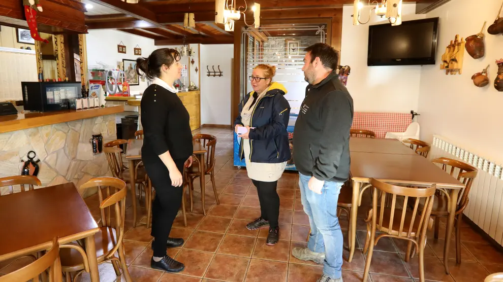 La hostelera Carolina Gargallo –izquierda–, comenta la situación con Atienza y Monleón.