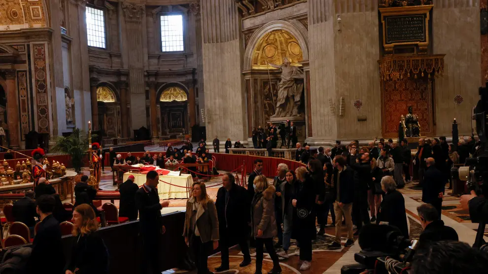 Más de 65.000 personas han pasado por la capilla ardiente del papa emérito en el primer día de velatorio oficial.