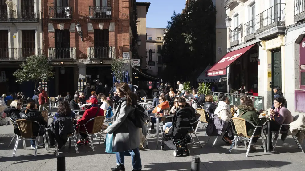 Gente en las terrazas, este martes, 3 de enero, en Madrid.