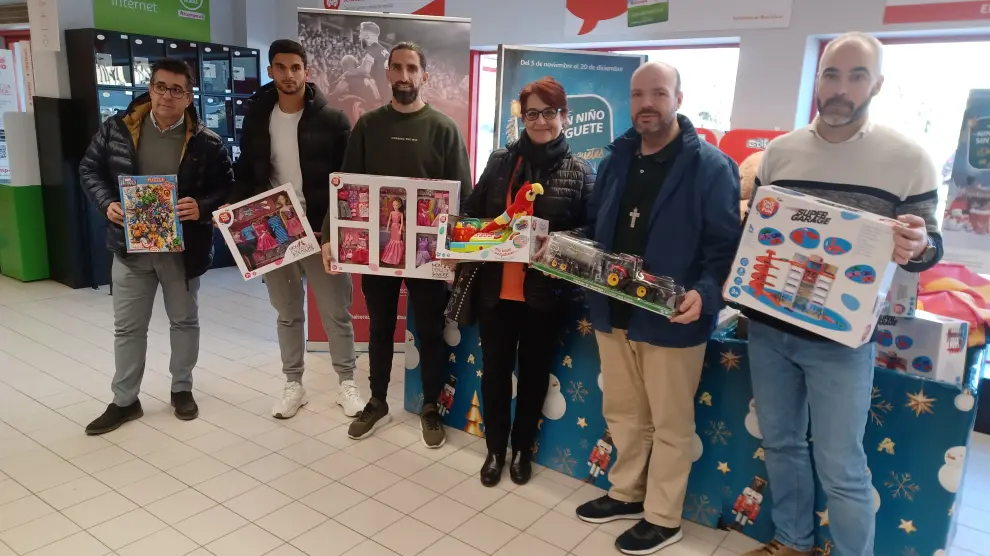 La SD Huesca ha participado con la Fundación Alcoraz en una recogida de juguetes a beneficio de Cruz Blanca.