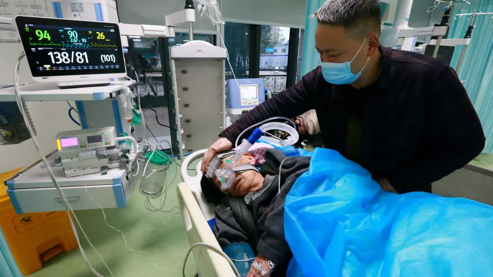 Una persona es atendida por covid en el Hospital de Suining, en el provincia de Sichuan.