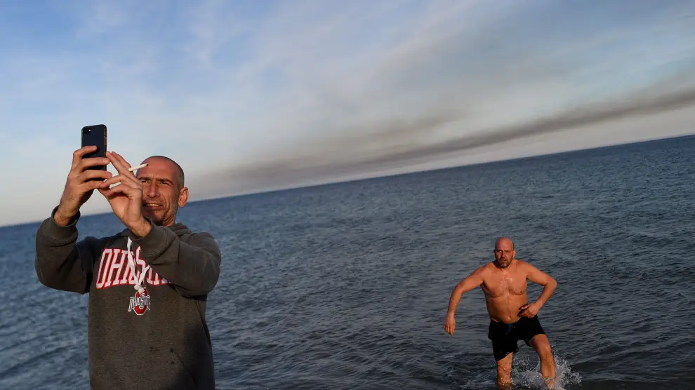 Una persona se baña en la costa del Mar Negro en Bulgaria el día de Año Nuevo con temperaturas de 18 grados.
