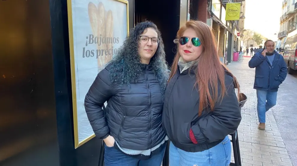 , Alexandra Ventura y Cristina Oriol posan en la calle Cinco de Marzo de la capital aragonesa.