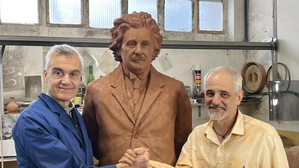 El monumento del premio Nobel Albert Einstein, entre el ingeniero Juan Antonio Ros (a la izquierda) y el modelista Jesús Gazol.