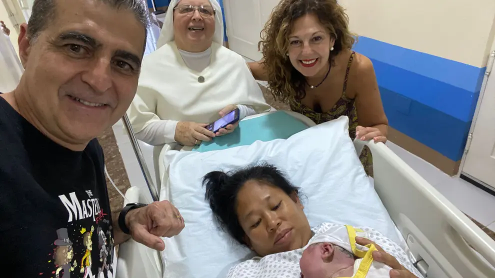 El cirujano Ramón Sousa, uno de los impulsores del proyecto, con una madre y su bebé en Filipinas a finales del pasado octubre.