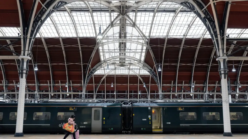 Un pasajero pasa junto a un tren GWR en la estación de Paddington mientras los trabajadores ferroviarios británicos iniciaban el año nuevo con una huelga de una semana en Londres.