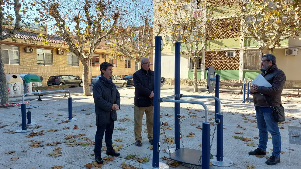 Visita del alcalde de Huesca, Luis Felipe, al nuevo parque biosaludable del Perpetuo Socorro.