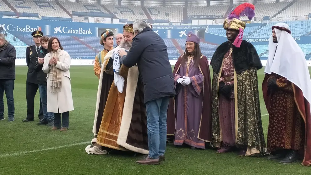 Jorge Azcón hace entrega de varias camisetas del Real Zaragoza a Sus Majestades
