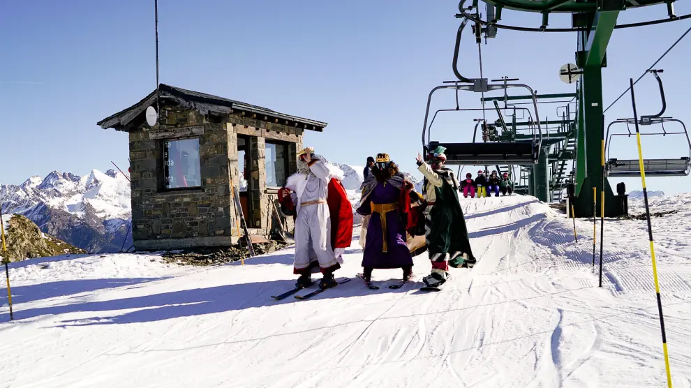 Los Reyes Magos recorren las estaciones de Aragón entre esquíes y música