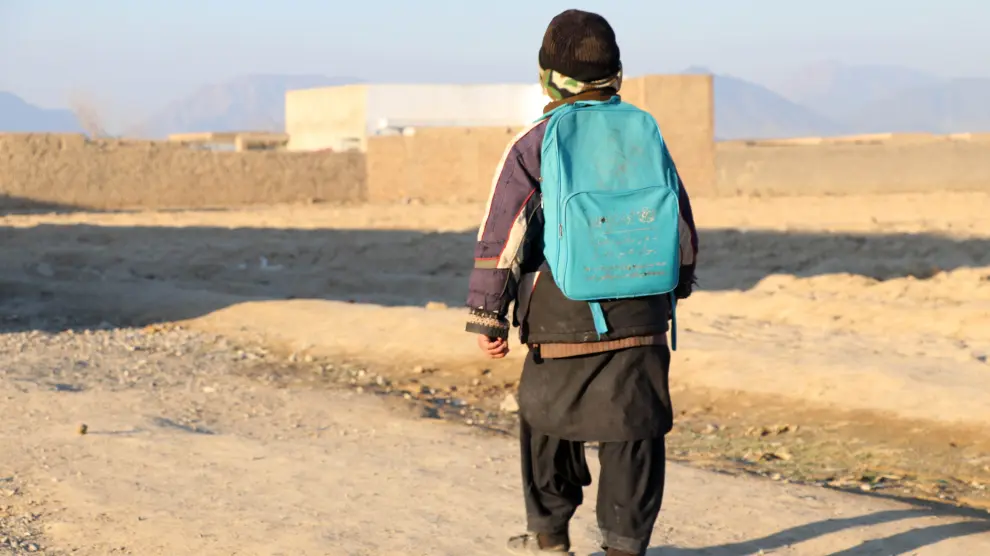 Un niño afgano va a clase, en una foto de archivo.