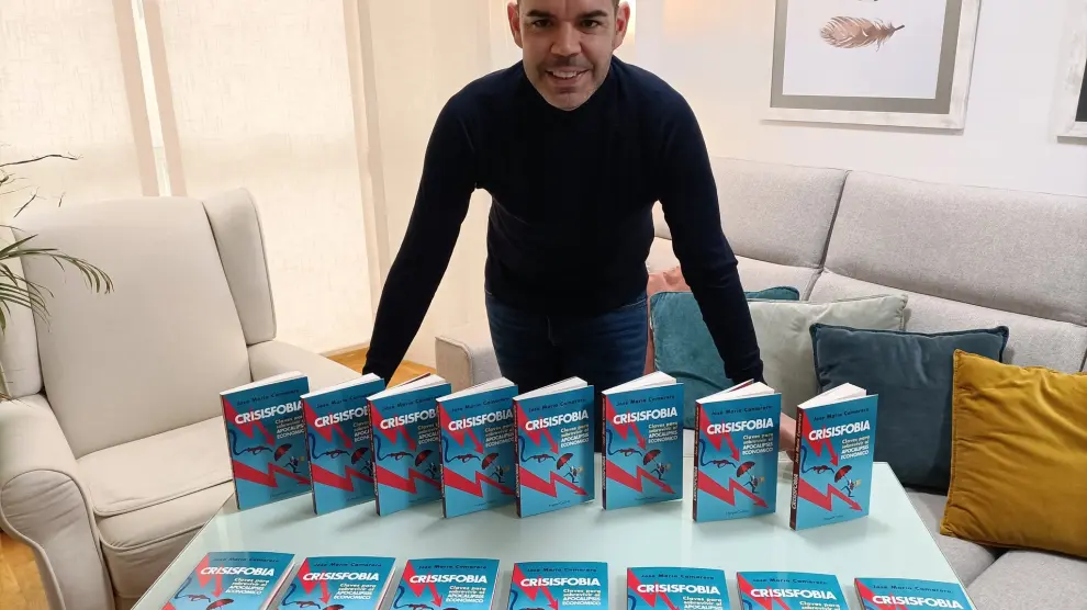 El periodista José María Camarero junto a su nuevo libro, 'Crisisfobia'.