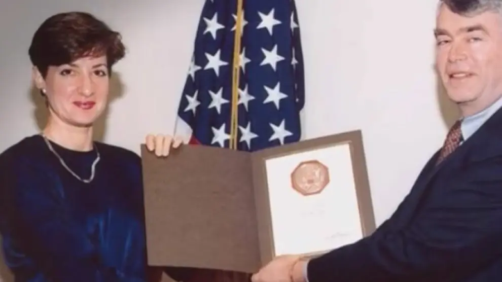 Imagen de Montes siendo condecorada por los servicios secretos de EE. UU.