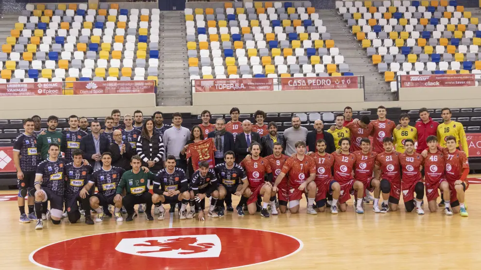 Foto de familia con los equipos del Bada Huesca y del Casademont Zaragoza.