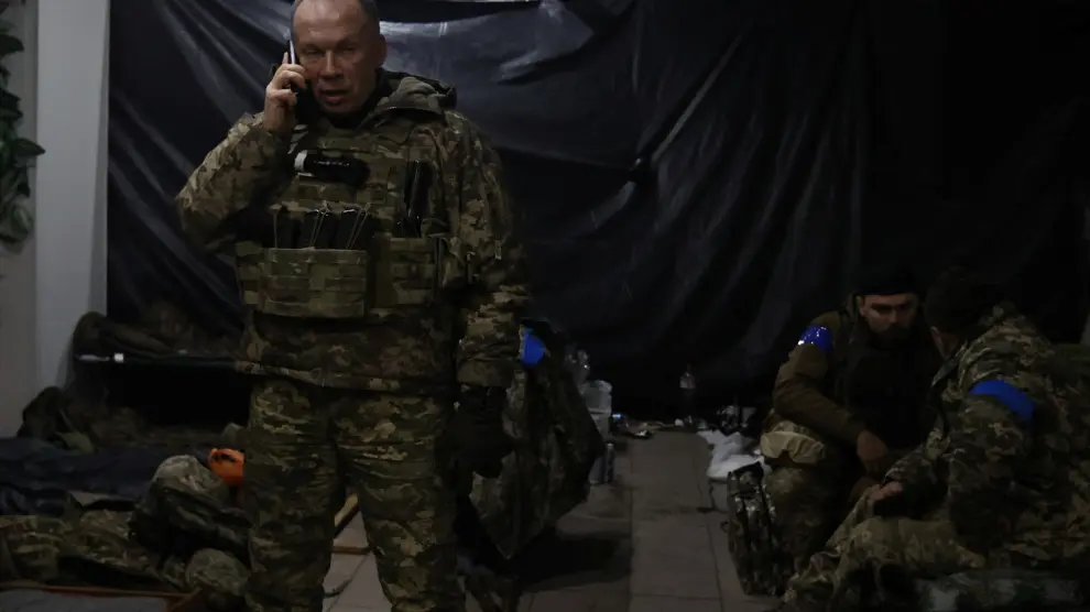 Coronel general Syrskyi, comandante ucraniano, visita a una tropa en Soledar.