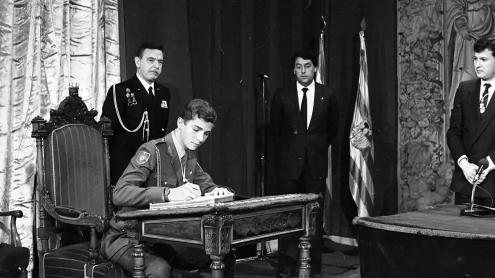 Como cadete en la Academia General Militar, don Felipe recibió, en el Salón del Trono, la Medalla de las Cortes de Aragón un 10 de mayo de 1986 a manos de Antonio Embid, presidente de las Cortes.