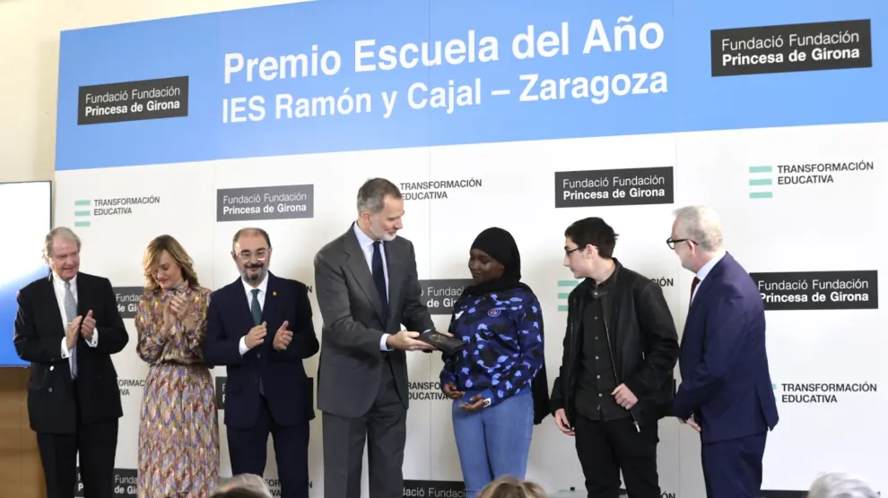 Felipe VI entrega el premio de Mejor Escuela del Año 2021 a Fatumata Sillah y Roy Bustillo