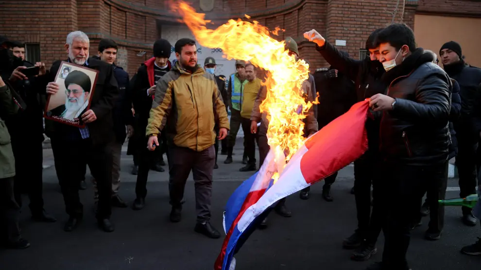 Un grupo de protestantes en Irán queman la bandera francesa contra la revista 'Charlie Hebdo'.