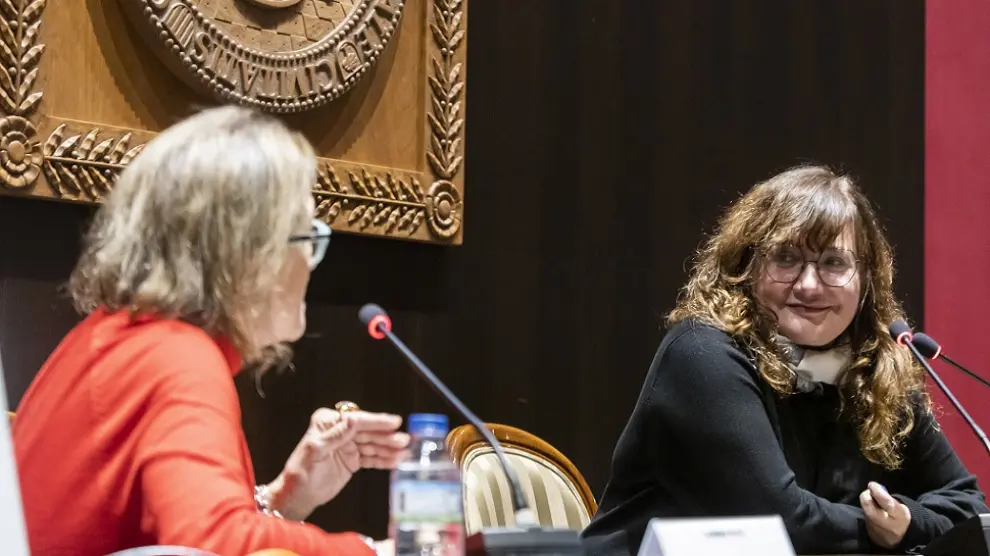 Isabel Coixet sonríe a Carmen Puyó durante la charla que mantuvieron este jueves 12 de enero en el Paraninfo.