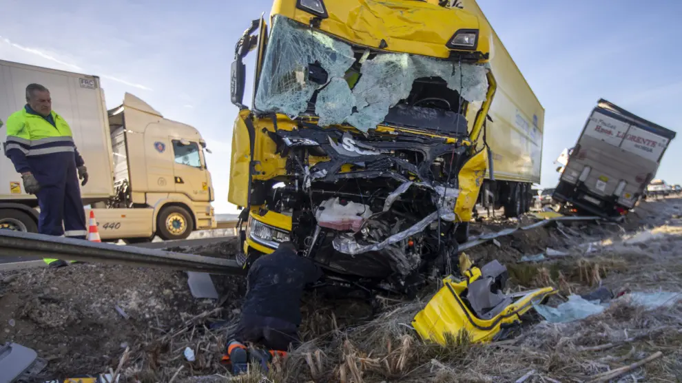 Así han quedado los camiones tras el choque mortal en Soria.