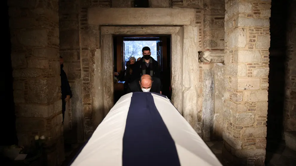 People pay their respects to former King of Greece Constantine II at Saint Eleftherios chapel, where he lies at rest before the funeral service, in Athens, Greece, January 16, 2023. REUTERS/Alkis Konstantinidis GREECE-ROYALS/KING-FUNERAL