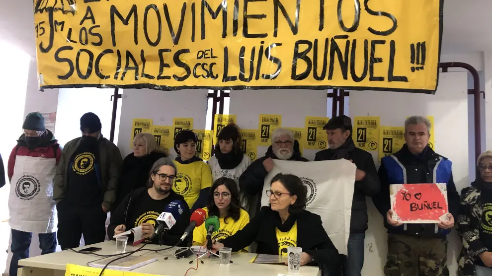 Representantes de los colectivos del Luis Buñuel, este martes en el antiguo instituto