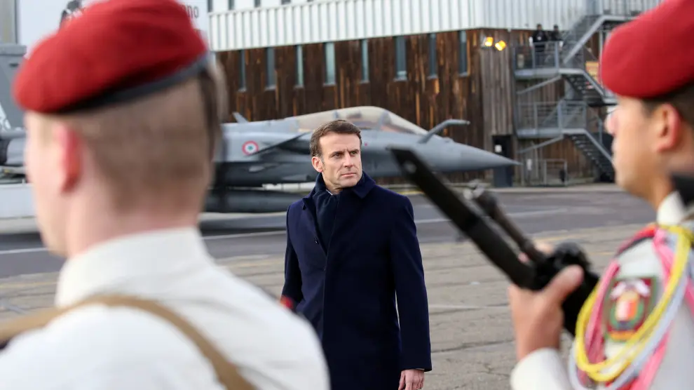 Emmanuel Macron junto a la armada francesa.