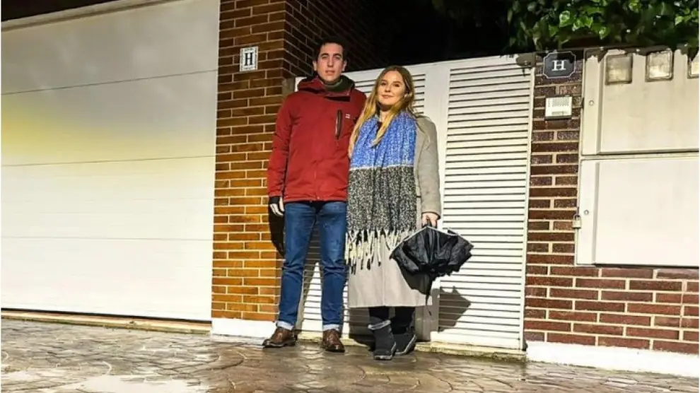 La pareja de Villanueva de Gállego en la puerta de su vivienda.