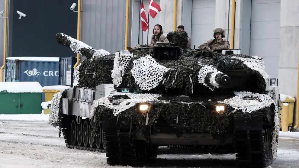 Militares del ejército danés en tanques Leopard