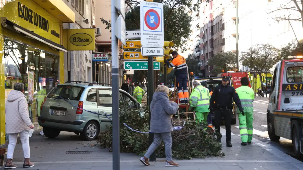 Accidente de tráfico en la calle de Tomás Bretón de Zaragoza.