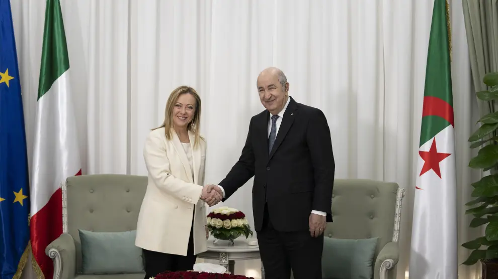 El presidente de Argelia, Abdelmajid Tebune, recibe a la primera ministra de Italia, Giorgia Meloni.