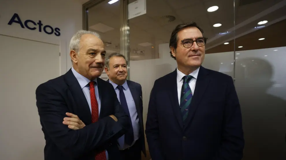 El presidente de CEOE, Antonio Garamendi, con el presidente de la patronal aragonesa, en Zaragoza.