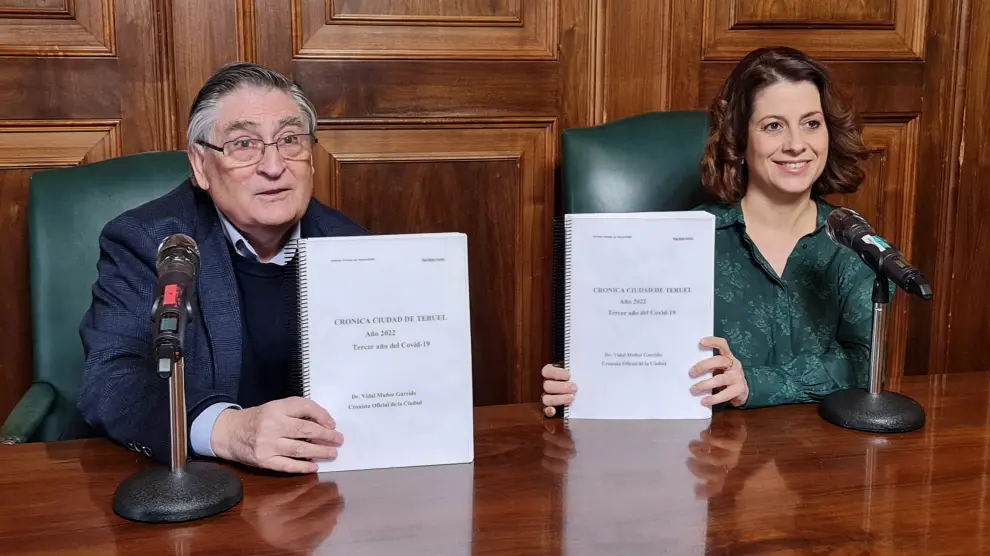 Vidal Muñoz y Emma Buj, durante la presentación este lunes de la Crónica de la Ciudad de Teruel de 2022.