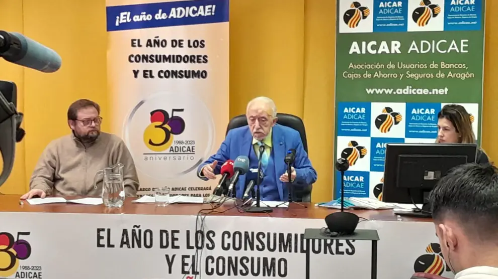 Manuel Pardos, presidente de la Asociación de Usuarios de Bancos, Cajas y Seguros de Aragón, en rueda de prensa.