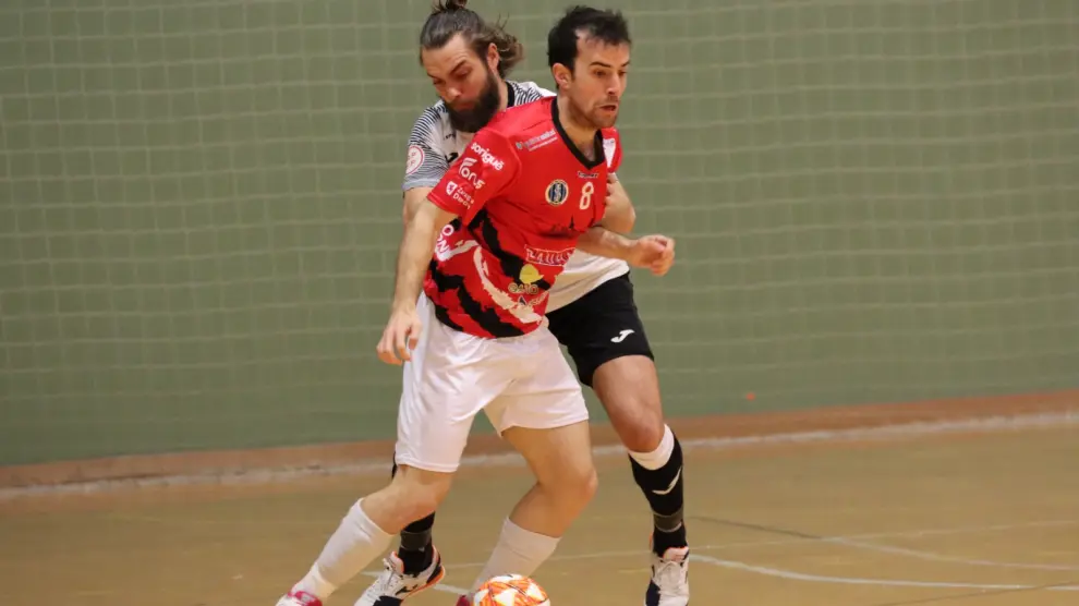 Richi Felipe controla el balón durante el partido de esta temporada ante el Ceuta.