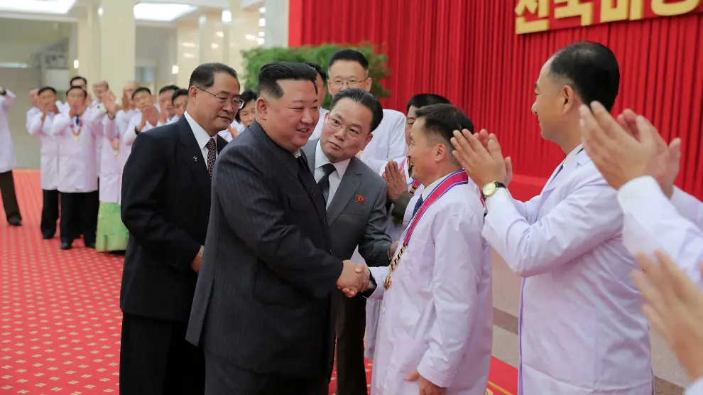 Kim Jong-un saluda a trabajadores sanitarios en Corea del Norte
