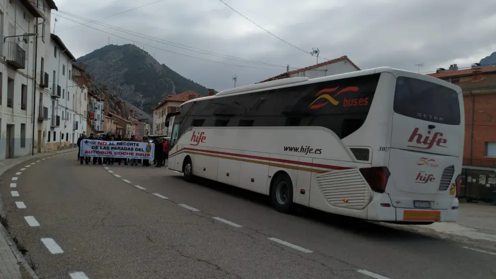Los vecinos de Montalbán, con una pancarta contra el recorte de paradas, bloquearon el camino al bus.