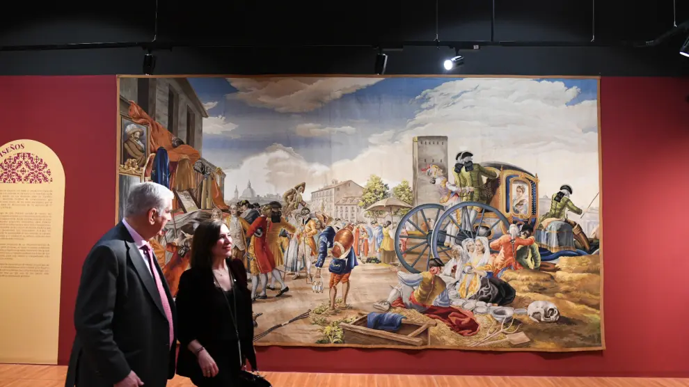 Sara Fernández y Alejandro Klecker ante el tapiz 'Fantasía de Goya'.