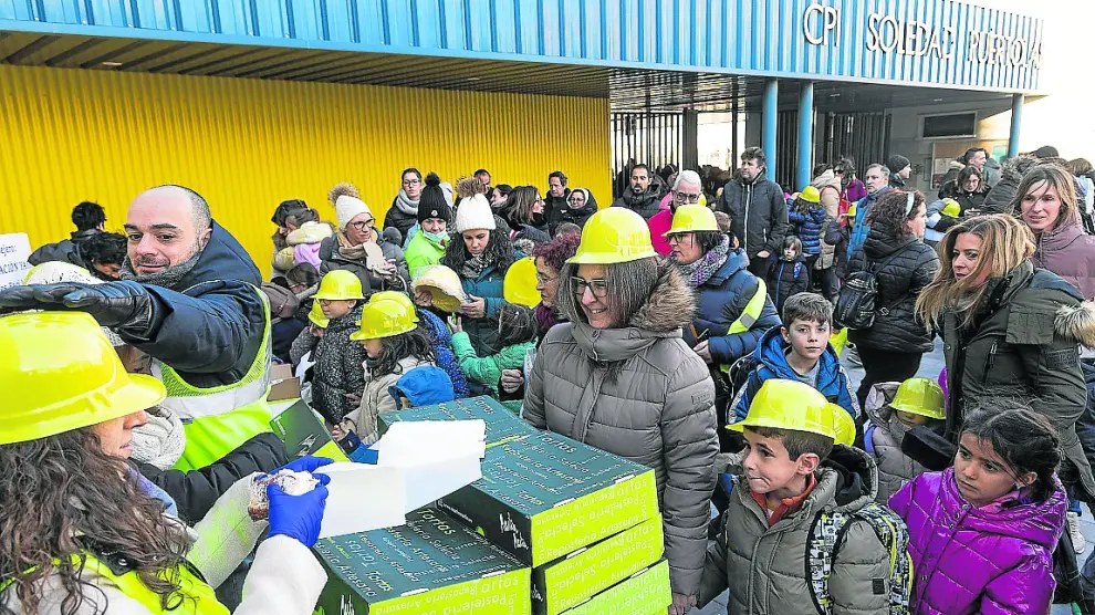 La ampa del colegio Soledad Puértolas de Zaragoza ha repartido más de 200 raciones de roscón durante la protesta.