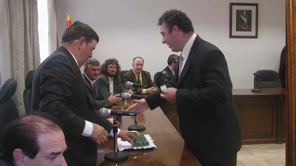 Ángel Meseguer -de pie, a la izquierda-, en la constitución de la Comarca del Matarraña en Valderrobres en 2002.