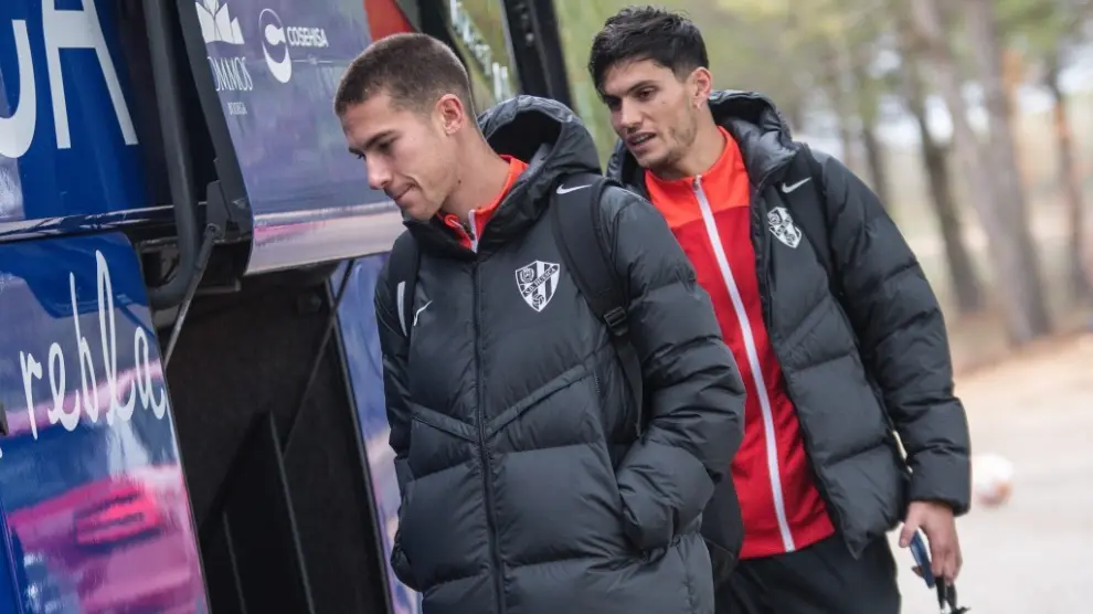 Tomeo y Salvador se suben al autobús de la SD Huesca para emprender el viaje hasta Canarias.