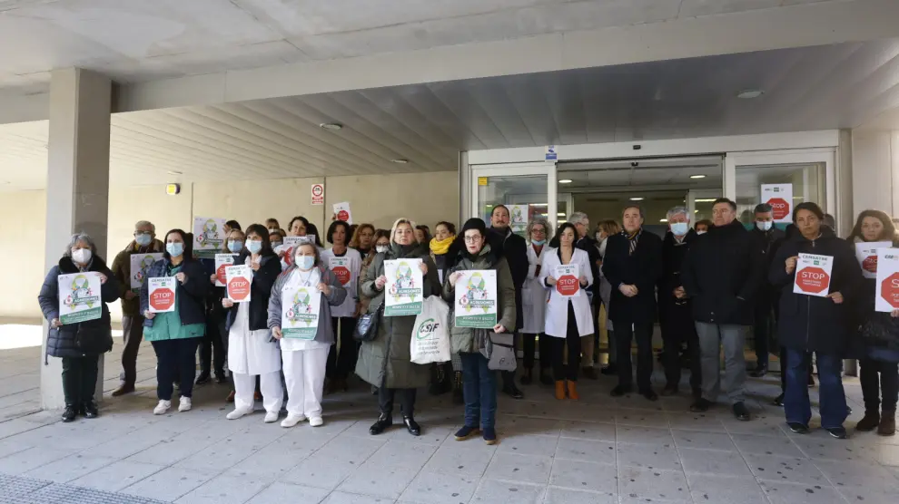 Unas 50 personas se han manifestado este viernes a las puertas del centro de salud Amparo Poch.