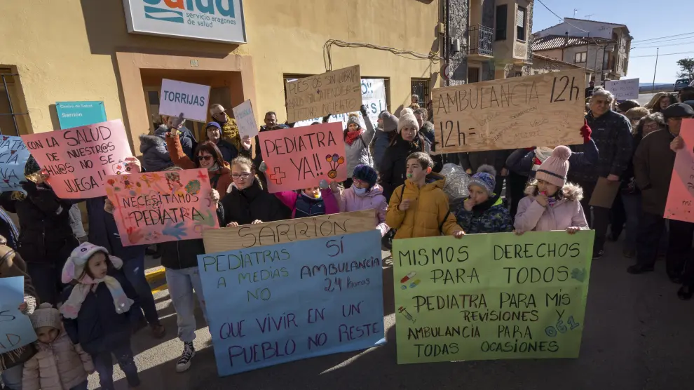 Concentracion en Sarrion en protesta por la falta de pedietras en la comarca y el recorte en el servicio de ambulancias. Foto Antonio Garcia_Bykofoto. 28_01_23[[[FOTOGRAFOS]]]