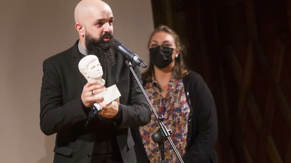 Ignacio Lasierra recoge un premio por su cortometraje 'Parresia'.
