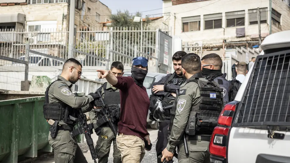 Varios policías israelíes en la zona del ataque perpetrado este sábado