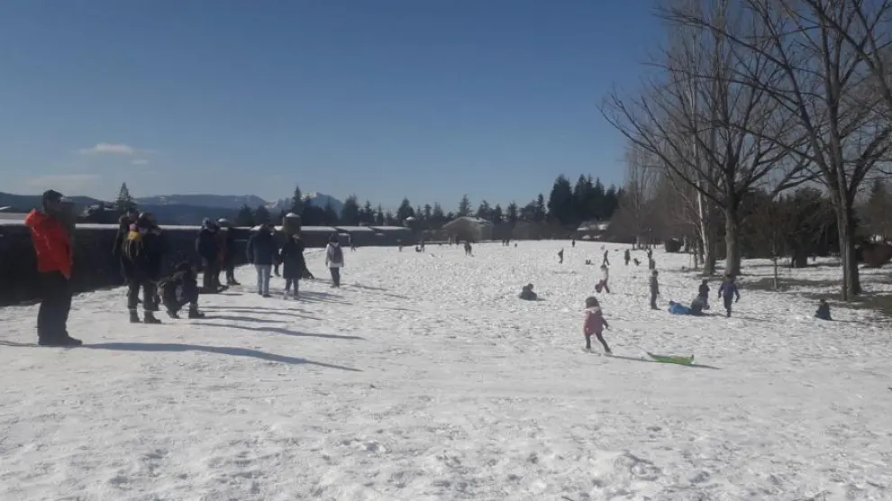 Todavía hay nieve en los glacis de la Ciudadela de Jaca, donde los niños han podido jugar este domingo.
