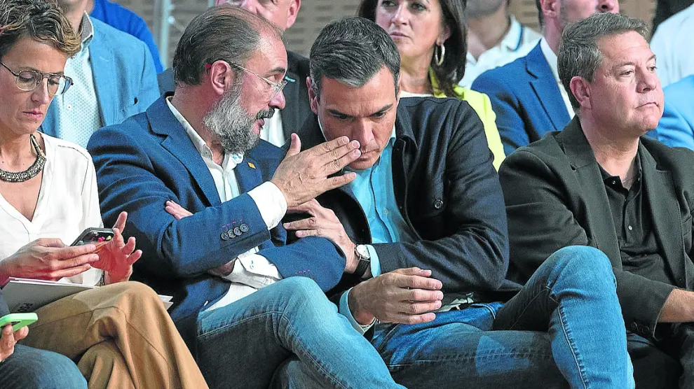 Javier Lambán y Pedro Sánchez conversan en un acto del PSOE en Zaragoza