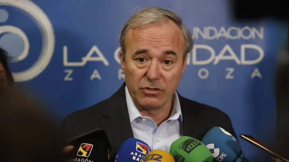 El alcalde de Zaragoza, Jorge Azcón, atiende este martes a los medios de comunicación.