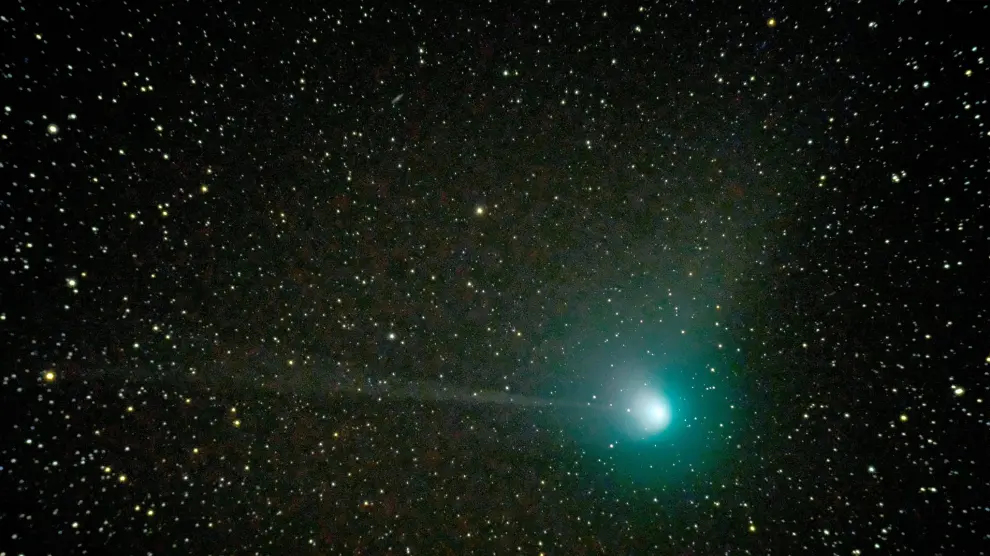 Imagen del Cometa Verde captada este martes en los cielos oscuros del Monasterio del Olivar, en el municipio turolense de Estercuel.