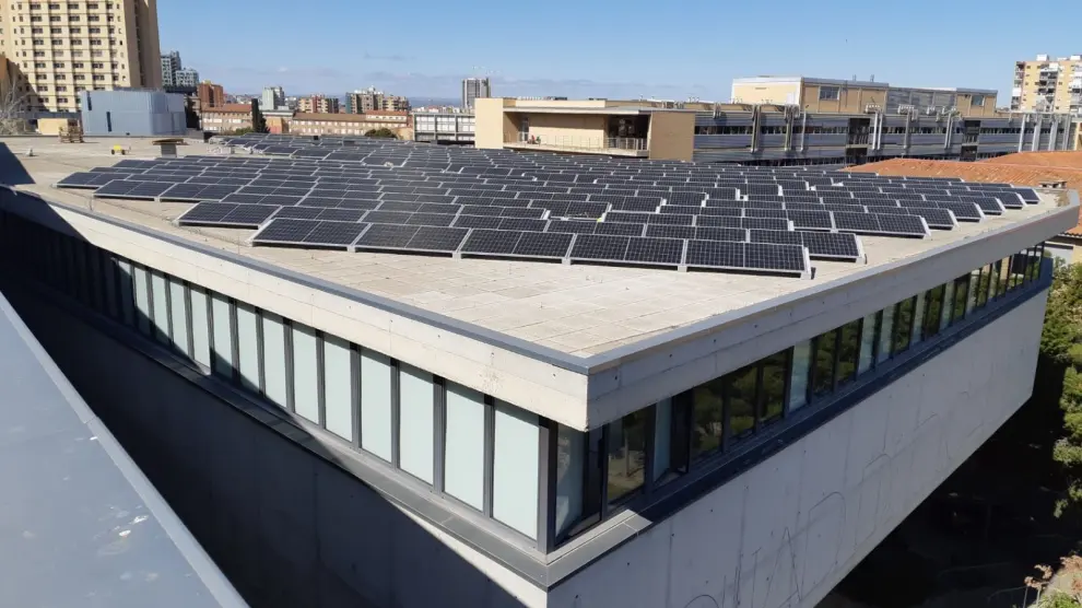 Placas solares en la Facultad de Educación de Zaragoza.