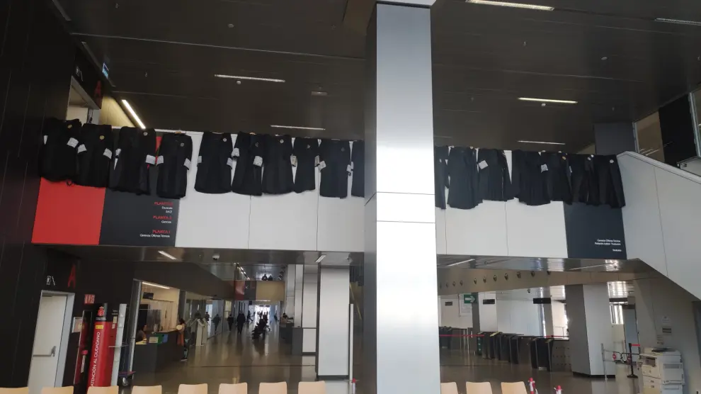 Los Letrados de la Administración de Justicia en huelga en Zaragoza colgaron ayer sus togas en los pasillos de la Ciudad de la Justicia.